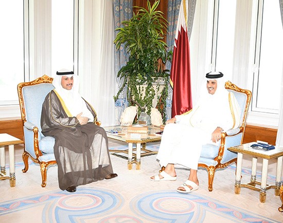 أمير قطر الشيخ تميم بن حمد آل ثاني خلال استقباله رئيس مجلس الأمة مرزوق الغانم 