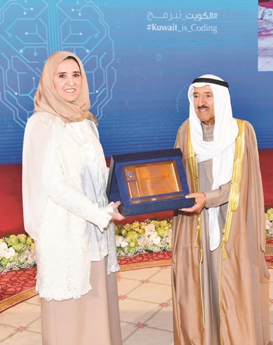 صاحب السمو يتسلم درعا تذكارية من الشيخة عايدة سالم العلي ﻿
