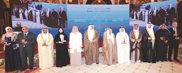 صاحب السمو الأمير الشيخ صباح الأحمد والشيخة عايدة سالم العلي مع الفائزين ﻿