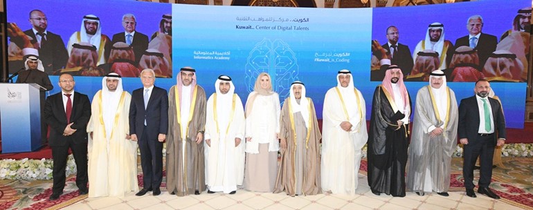صاحب السمو الأمير والشيخة عايدة السالم مع أعضاء اللجنة المنظمة العليا﻿
