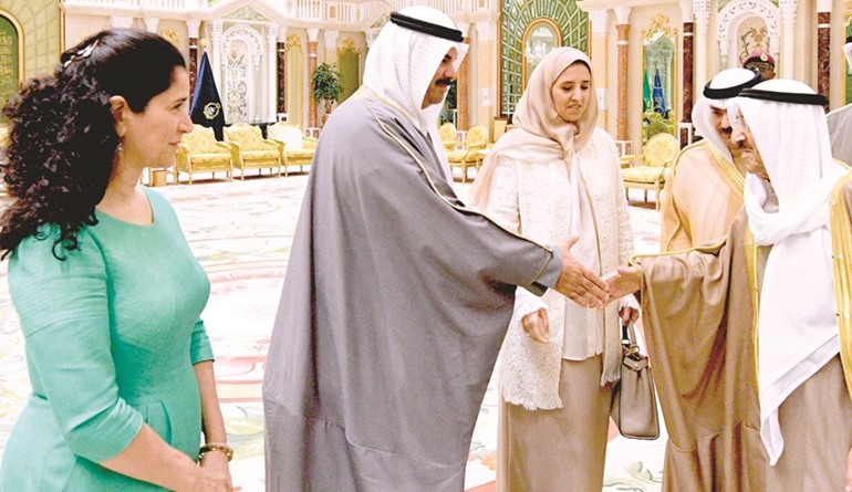 صاحب السمو مصافحا الشيخ فهد سالم العلي بحضور الشيخة عايدة والشيخة انتصار السالم﻿