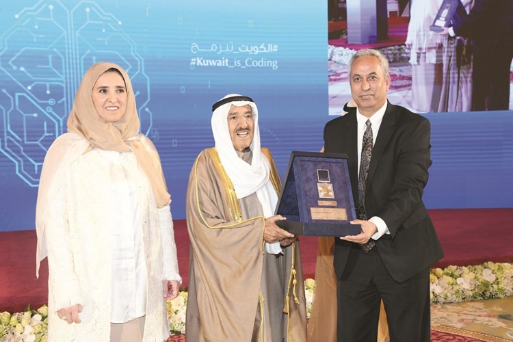 صاحب السمو الأمير الشيخ صباح الأحمد يمنح وسام المعلوماتية إلى العالم العربي د.بلقاسم حبه﻿