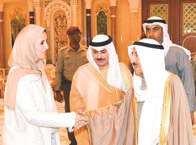صاحب السمو مصافحا الشيخة عايدة السالم بحضور الشيخ خالد العبد الله﻿
