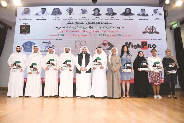 يوسف الياسين وصالح المسباح يتوسطان ذوي المكرمين﻿