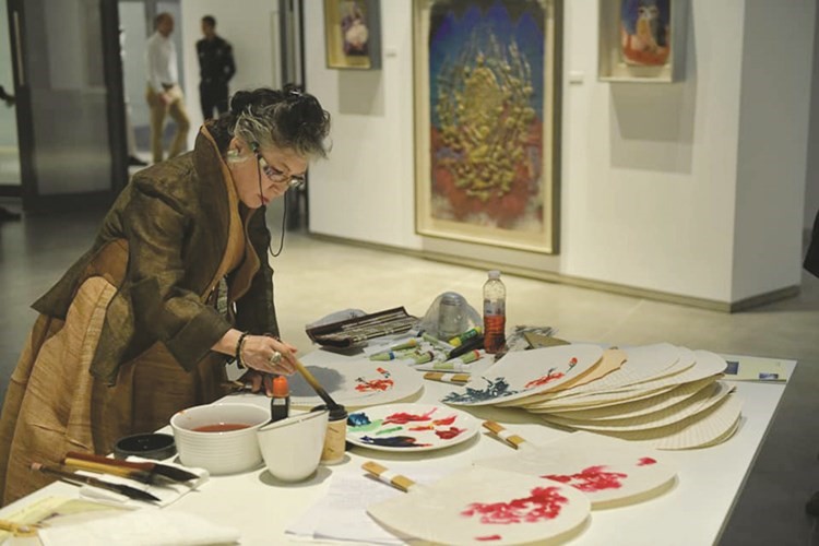 الفنانة الكورية لي هيان ترسم أمام الجمهور﻿