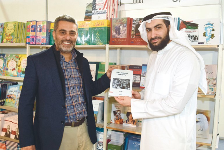 انطوان سعد يقدم نسخة من كتاب «مسؤولية فؤاد شهاب عن اتفاق القاهرة» إلى الزميل محمد راتب    (أحمد علي)
