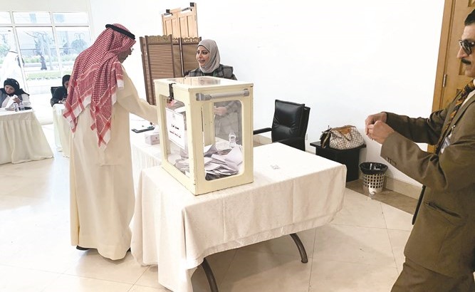 جانب من عملية الاقتراع في انتخابات رابطة أعضاء هيئة تدريس التطبيقي﻿