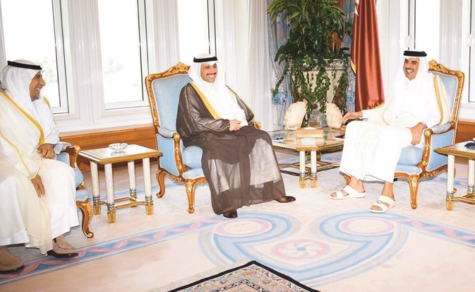 سمو الشيخ تميم خلال استقباله الرئيس الغانم بحضور سفيرنا لدى الدوحة حفيظ العجمي﻿