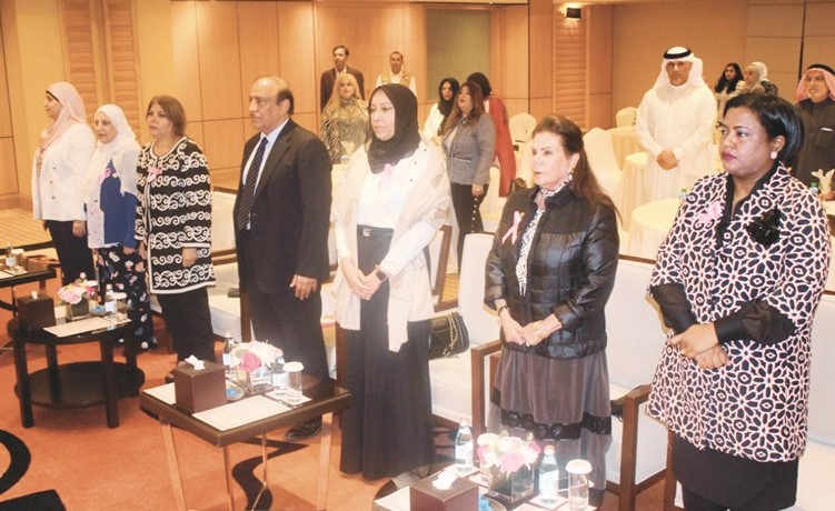 الشيخة فادية السعد تتوسط د.خالد الصالح ود.حصة الشاهين خلال الحفل﻿