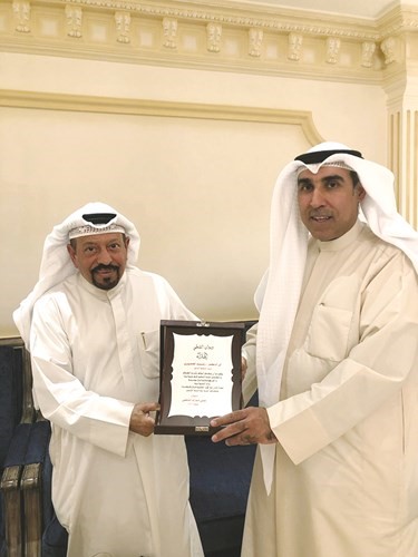 علي الشطي يهدي د.رشيد العميري درعا تذكارية﻿
