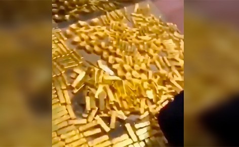 بالفيديو.. شاهد مسؤول صيني يكدس أطنان من الذهب في منزله