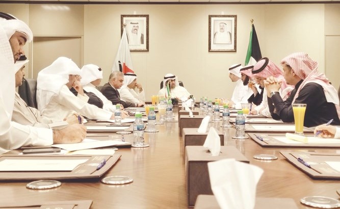 خالد الروضان خلال الاجتماع مع الوفد السعودي﻿