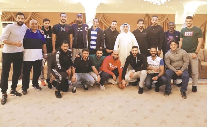 حسين عاشور متوسطا لاعبي المنتخب الأول للطائرة﻿