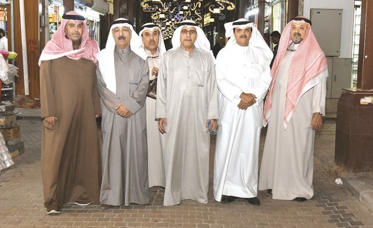 ممثلو أصحاب المحلات المنذرين خلال مشاركتهم في الوقفة الاحتجاجية (محمد هنداوي)﻿