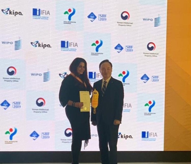 المخترعة الكويتية المهندسة سارة أبو ارجيب اثناء تتوجهها بالجائزة الذهبية