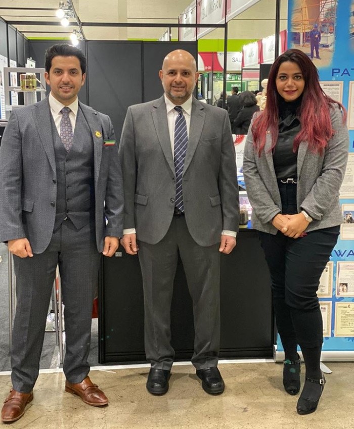 السفير الكويتي يتوسط المهندسة سارة أبو أرجيب والدكتور المهندس مشاري المطيري