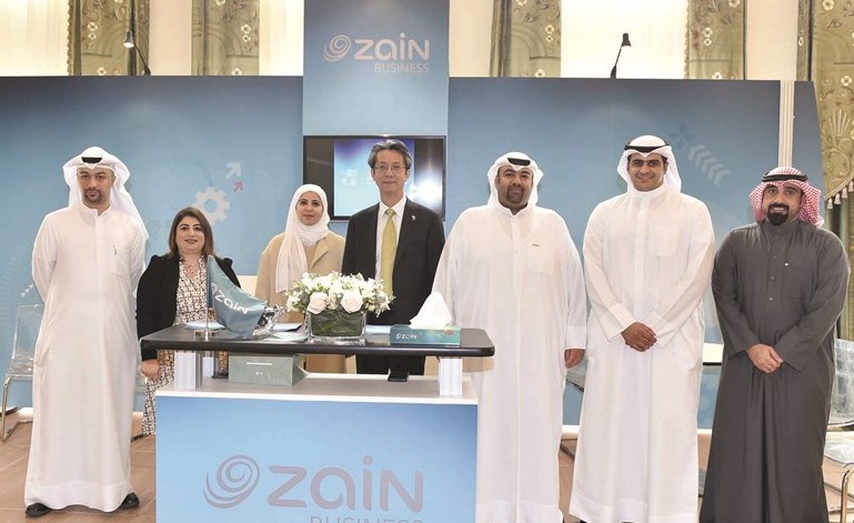 المرزوق والسفير هونج يونج كي مع مسؤولي زين في جناح الشركة﻿