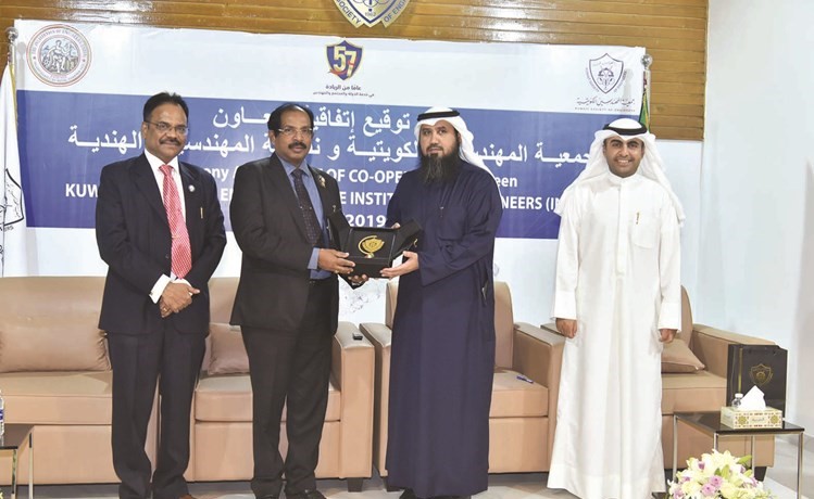 م.فيصل العتل يكرم رئيس نقابة المهندسين الهندية بحضور م.فهد العتيبي	(ريليش كومار)﻿