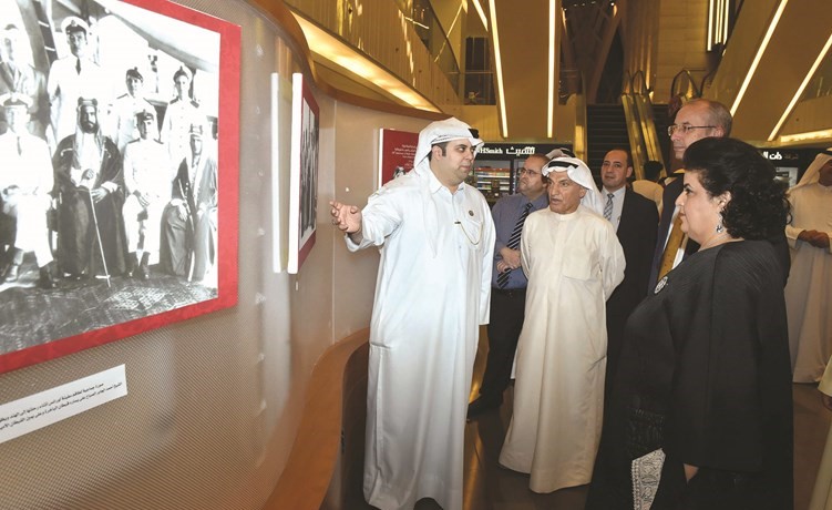 السفير البريطاني والشيخة هالة البدر والمستشار محمد أبوالحسن خلال جولة في المعرض﻿