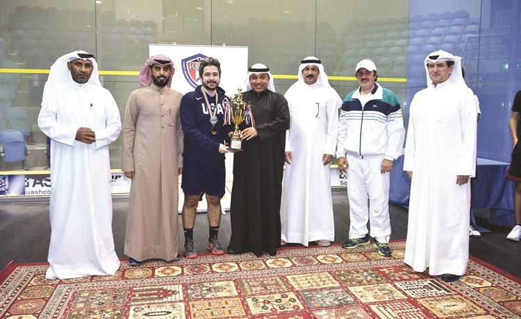 تتويج اللاعب عبدالله المزين بطل فئة العمومي﻿