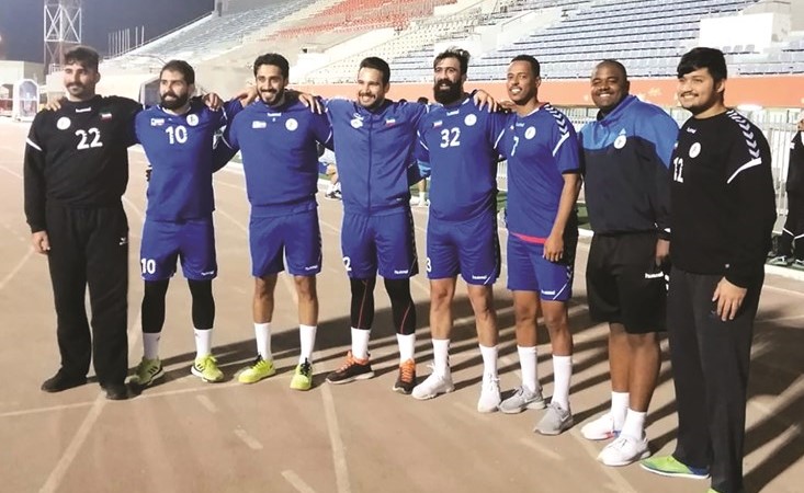 الغربللي مع لاعبي المنتخب عقب عودته من الإصابة ﻿