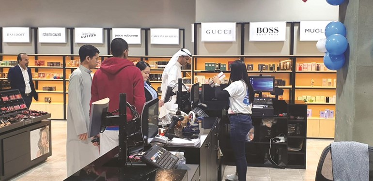 جانب من إقبال المستهلكين على الاستفادة من المهرجان﻿