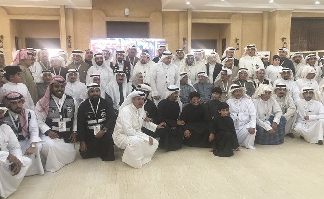 الشيخ علي الجراح مع عدد من المشاركين في فعاليات المهرجان﻿