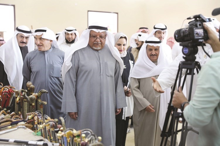 الشيخ علي الجراح ومحمد شرار ومحمد أبوالحسن وكامل العبدالجليل بجولة في جناح تراثي﻿