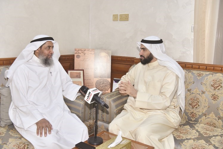 د.عبدالرحمن الجيران متحدثا إلى الزميل محمد راتب -(ريليش كومار)﻿