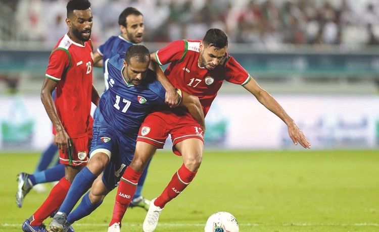 الأحمر العُماني اقتنص الفوز من «الأزرق»