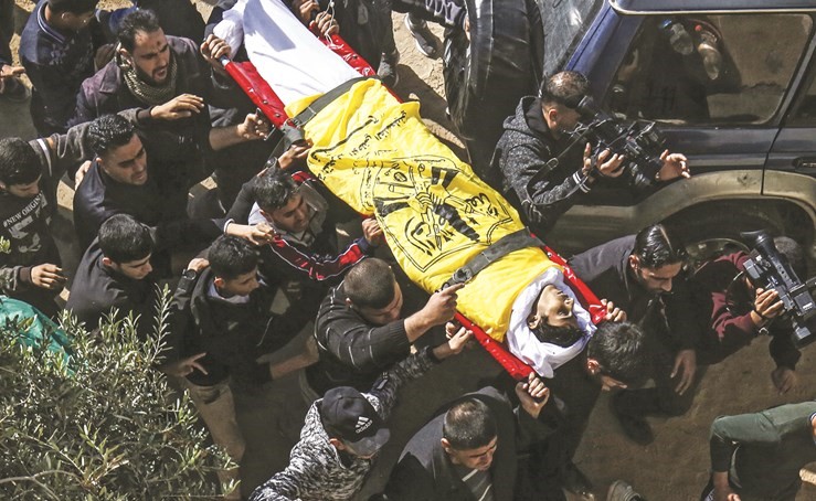 تشييع جثمان شاب فلسطيني استشهد امس الاول برصاص الاحتلال 	(أ.ف.پ)﻿