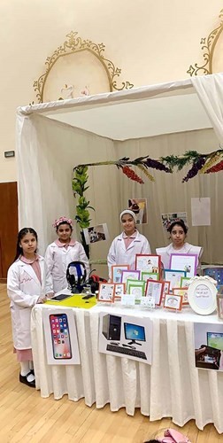 جانب من طالبات فريق التوعية في المدرسة﻿