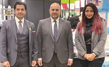 السفير الكويتي يتوسط م.سارة أبو أرجيب ود.م.مشاري المطيري﻿