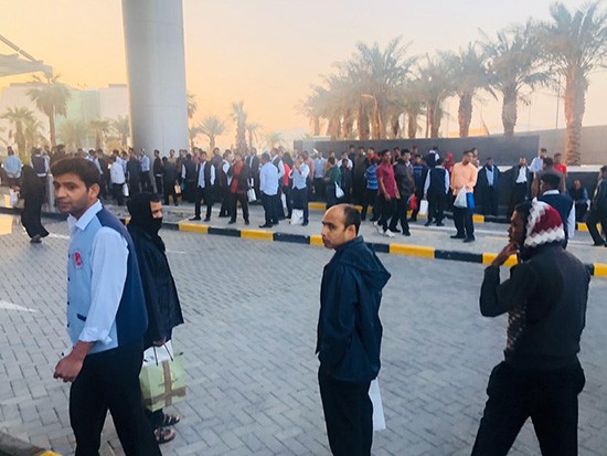 عمال النظافة نفذوا إضرابهم أمام البوابة الرئيسية لوزارة التربية 