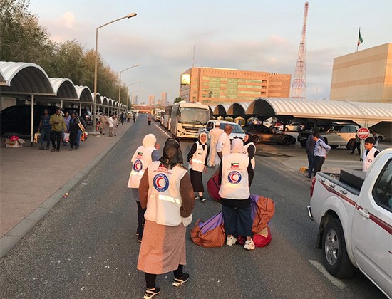 "الشتاء الدافئ لعمال النظافة" حملة مفعمة بالإنسانية للهلال الأحمر