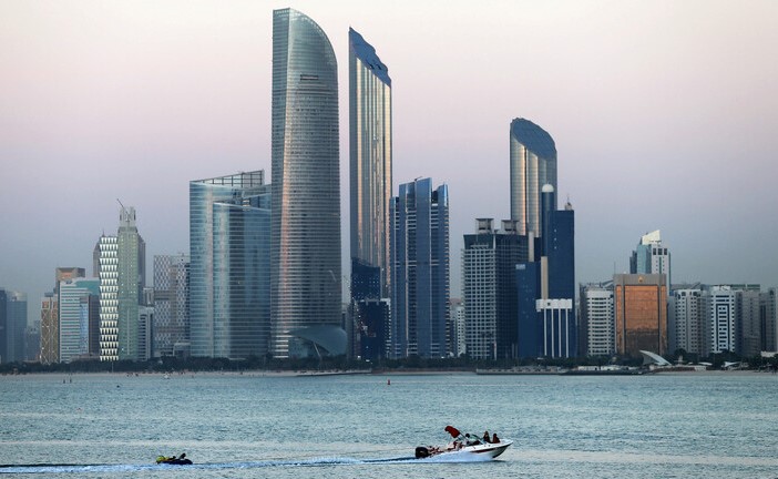 بالفيديو.. بيع سمكة بـ 125 الف درهم في مزاد بالإمارات