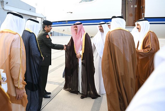 الرئيس الغانم يصل أبوظبي لحضور "الفورمولا 1" بدعوة من الشيخ منصور بن زايد