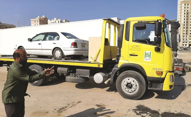 رفع إحدى السيارات المهملة﻿