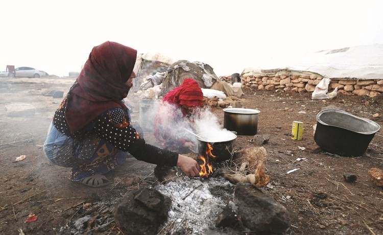 سوريون هاربون من المعارك والغارات الجوية يصلون إلى معرشورين قرب معرة النعمان أمس بريف إدلب	 (أ.ف.پ)﻿