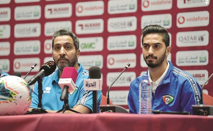 مدرب منتخبنا ثامر عناد واللاعب شبيب الخالدي خلال المؤتمر الصحافي أمس	﻿