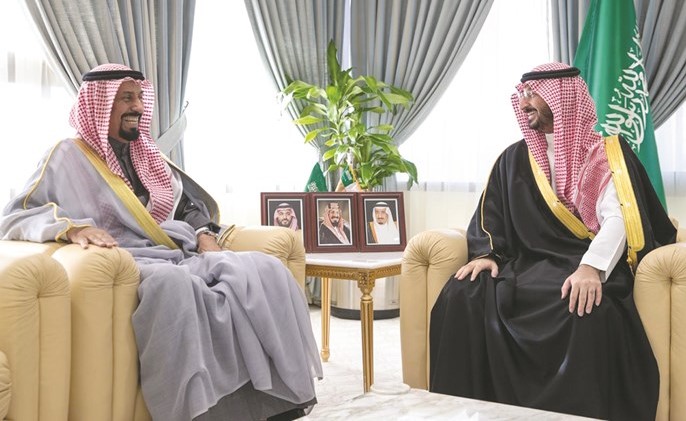 الشيخ علي الخالد خلال الاجتماع مع الأمير عبدالله بن بندر﻿
