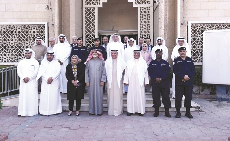 اللواء متقاعد محمود بوشهري واللواء فهد الدوسري وقيادات أمنية عقب اطلاق التراسل الالكتروني﻿