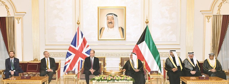 الشيخ علي الجراح والشيخ محمد العبدالله لدى استقبالهما الأمير ويليام﻿