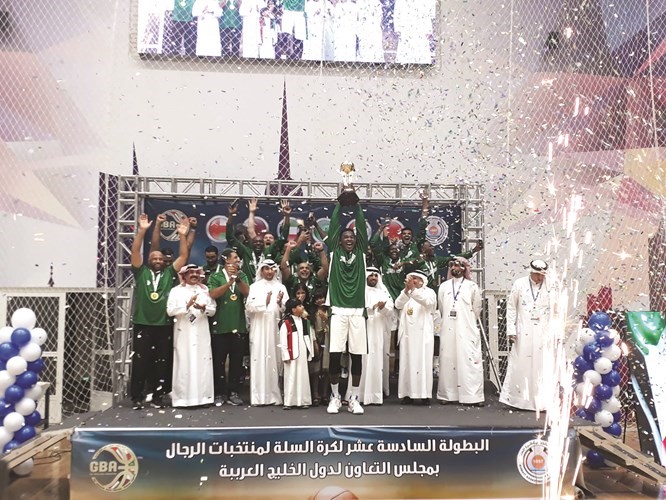 فرحة لاعبي المنتخب السعودي بالحصول على اللقب ﻿