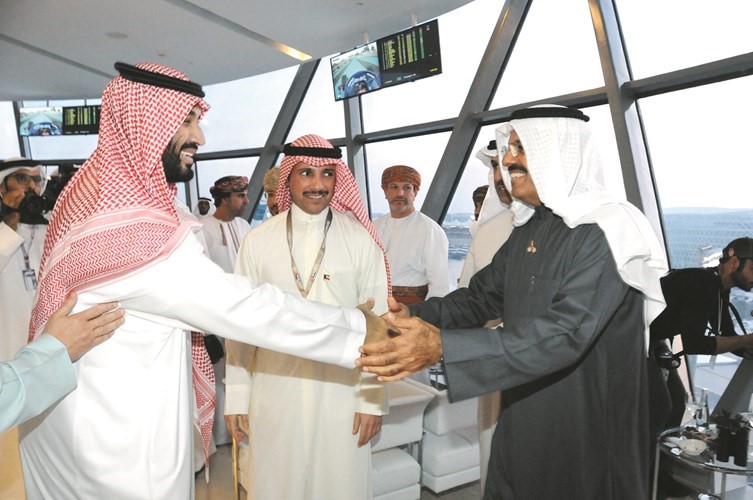 الشيخ أحمد نواف الأحمد مصافحا سمو ولي العهد السعودي صاحب السمو الملكي الأمير محمد بن سلمان﻿