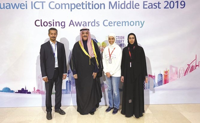‏السفير سميح حيات مع الفريق المشارك من الكويت بمسابقة هواوي لتقنية المعلومات والاتصالات﻿