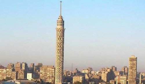 شاب مصري يغافل صديقه وينتحـر من أعلى برج القاهرة