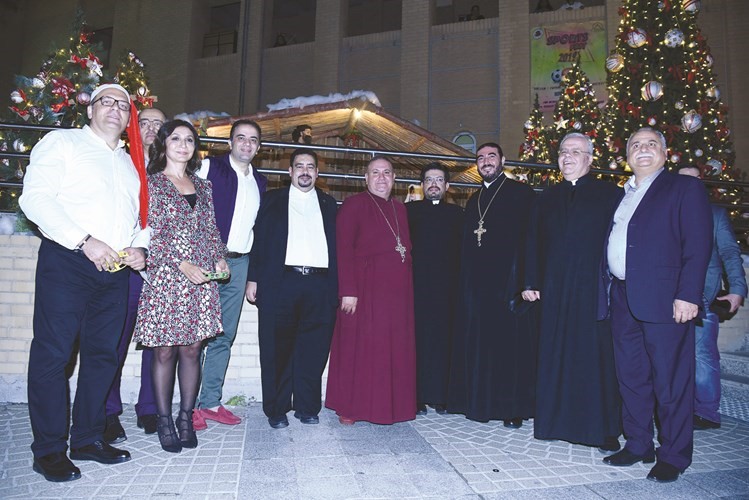صورة تذكارية لعدد من رجال الدين ومنظمي الاحتفالية	(أحمد علي)﻿