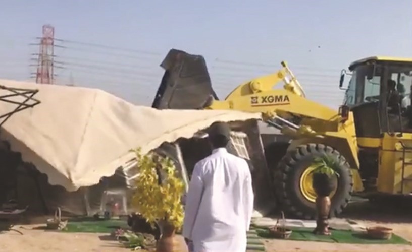 جانب من إزالة إحدى الخيام المخالفة﻿