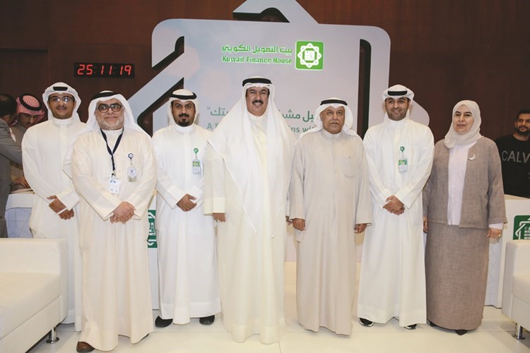 د.علي المضف ومسؤولو التطبيقي مع فريق بيتك﻿